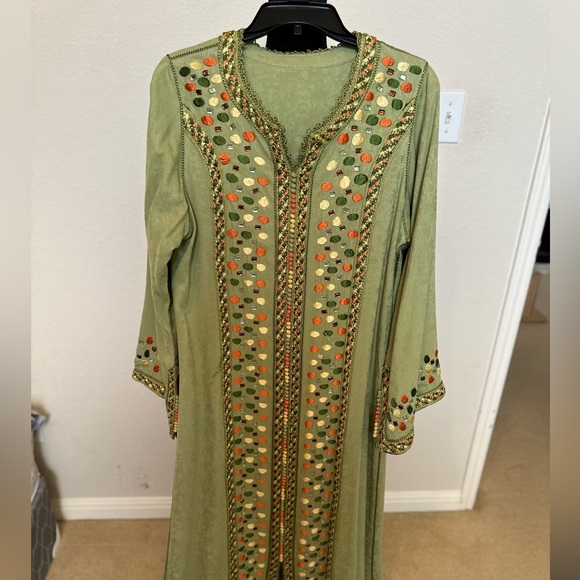 Vintage Moroccan Green Kaftan with Orange Embroideries. Size 16 - Picture 2 of 12